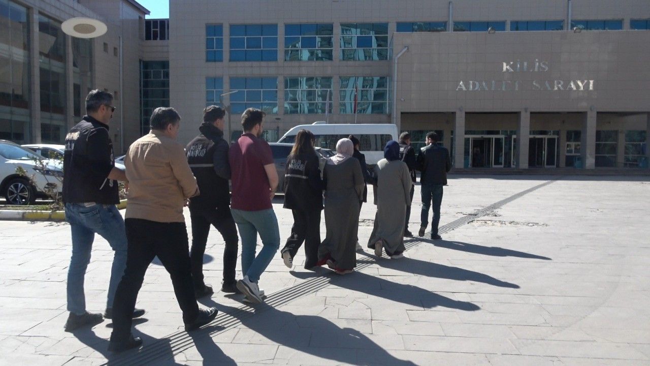 Kilis’te evde bin 82 gram esrar bulundu: 5 gözaltı