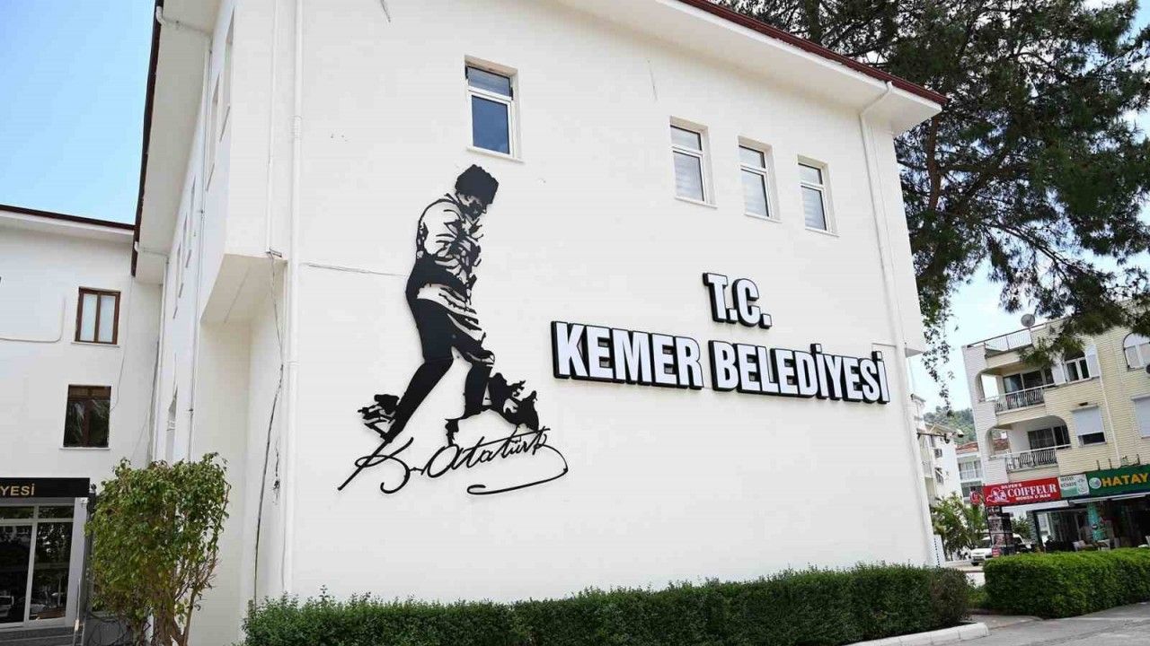 Atatürk’ün Kocatepe silüeti Kemer Belediye binasında