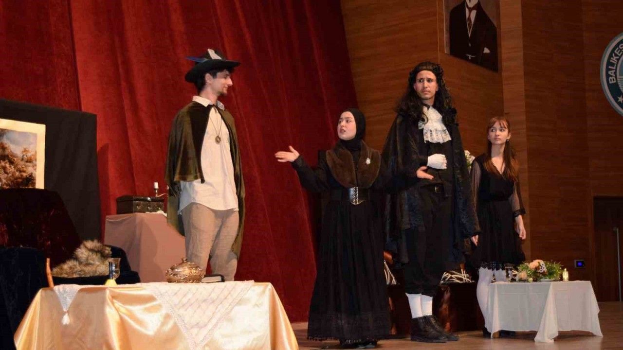 Turizm Fakültesi öğrencilerinden muhteşem tiyatro oyunu