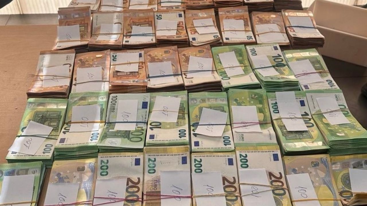 Yatağın altına gizlediği 524 bin 940 euro ile yakalandı