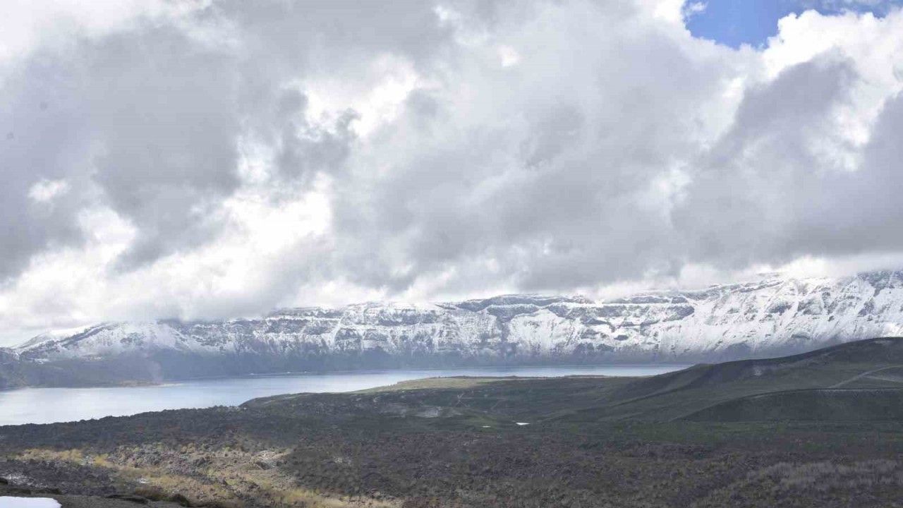 Bitlis’te yüksek kesimlere kar yağdı