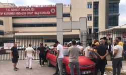 Antalya’da 22 yaşındaki motosiklet sürücüsü bariyerlere çarparak hayatını kaybetti