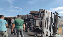 Kömür yüklü tır devrildi: Siirt-Şırnak karayolu trafiğe kapandı