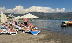 Marmaris’te denizin keyfini turistler çıkarıyor