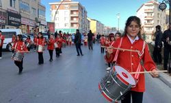 Karaman’da ilkokul öğrencilerinin bando gösterisi büyük beğeni topladı