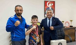 Minik boksörden Tuşba Gençlik ve Spor Müdürü Esen’i ziyaret etti