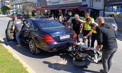 Motosiklet başka bir araca yol vermek için duran otomobilin altına girdi: 2 yaralı