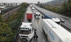 Otoyolda makaslayan tıra yolcu otobüsü çarptı: Kilometrelerce araç kuyruğu oluştu