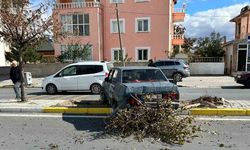 Tırla çarpışan otomobil refüje çıktı