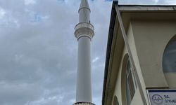 Depremde yıkılan cami minareleri yeniden inşa edildi