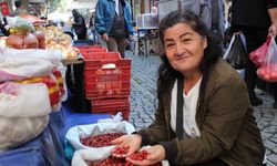 Dikenlerin arasında zahmetle toplanan kuşburnu, tezgahlarda yerini aldı