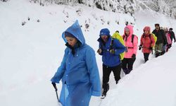 Doğaseverler 70 santimetre karda 9 kilometre yürüdü