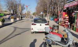 Motosiklet park halindeki otomobile çarptı: 2 yaralı