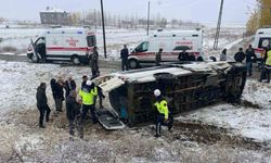 Muş’ta servis minibüsü devrildi: Sürücü ile 15 öğretmen yaralandı