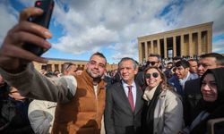 Özgür Özel, Öğretmenlerle birlikte Anıtkabir’i ziyaret etti