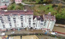 Rize’de heyelan nedeniyle tahliye edilen apartman sakinlerinin bekleyişi sürüyor