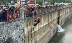 Rize’de öğrenci servisi ile çarpışan cip dereye uçtu: 10 yaralı