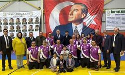 Voleybol turnuvasında öğretmenler arasında kıyasıya mücadele