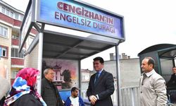 Yol kenarında araçları izlemeyi seven engelli Cengizhan için ‘Cengizhan’ın Engelsiz Durağı’ isimli durak yapıldı