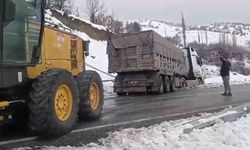 Elazığ’da karlı yolda kayarak yoldan çıkan tırı, ekipler kurtardı