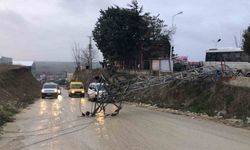 Elektrik direği devrildi, fabrikalara giden yol kapandı