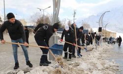 Hakkari’de 55 kişilik kar ve buz timi görev başında