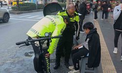 Midibüse arkadan çarpan elektrikli scooter sürücüsü çocuk yaralandı