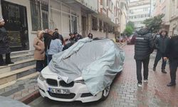 Sultangazi’de üzerine çakıldığı otomobilin cam tavanı kırılınca içine düştü