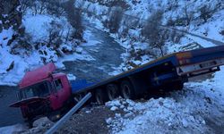 Tunceli’de tır dereye uçtu