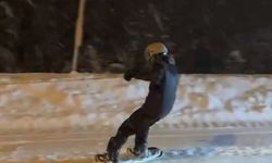 Uludağ’dan şehre snowboard ile indi