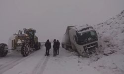 Van’da kar yağışı trafik kazalarına neden oldu, yol saatlerce ulaşıma kapandı