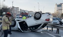 Avcılar’da E-5’te direksiyon hakimiyetini kaybeden sürücü takla attı: 2 yaralı