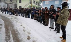 Bayburt’ta 32 yıl önce çığ felaketinde hayatını kaybedenler kar yağışı altında dualarla anıldı