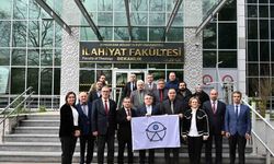 BEUN İlahiyat Fakültesine Erişilebilirlik Belgesi ve Erişilebilirlik Logolu bayrak takdim edildi