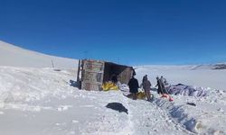 Erzurum’da yem yüklü kamyon devrildi