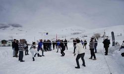 Gümüşhane’nin Yenice Köyü’nde kar voleybolu geleneği 32 yıldır sürüyor