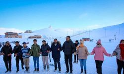 Hakkari Valisi Çelik, kayak merkezinde gençlerle halay çekti