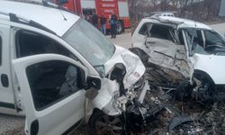 Isparta’da hafif ticari araçla çarpışan otomobilin sürücüsü hayatını kaybetti