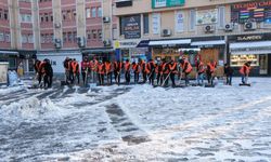 Kar yağışının etkili olduğu Erzincan’da kar küreme çalışmaları sürdürülüyor