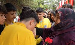 Oğlunun mezarı ziyaretçi akınına uğrayan şehit annesi: "Acım büyük ama gururluyum"
