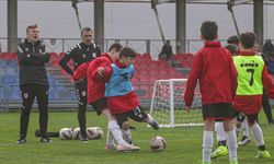 Toulouse FC antrenörleri, minik Samsunspor futbolcularıyla antrenmana çıktı