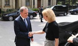 Bayramov, Ermenistan’daki yürüyüş sırasında Azerbaycan ve Türkiye bayraklarının yakılmasına tepki gösterdi