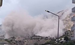 Depremzedeleri tedirgin eden patlamayla mahalle toz bulutu altında kaldı
