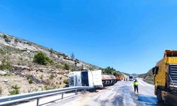 Devrilen tırda yüklü zift yola saçıldı