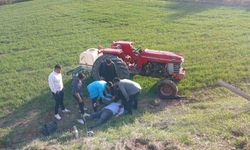 Devrilen traktörün altında kaldı, hastanede hayatını kaybetti