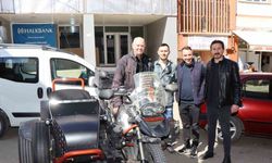 Fransa’dan motosikletiyle fakir çocuklara kalem taşıyor