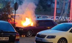 Hakkari’de park halindeki otomobil yandı