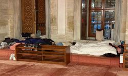 İstanbullular depremin ardından geceyi parklara kurdukları çadırlarda geçiriyor