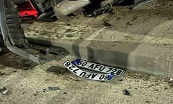 Kaldırıma çarparak yan yatan otomobildeki 2 kişi yaralandı