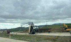 Kasası yön tabelasına takılan kamyon şaha kalktı
